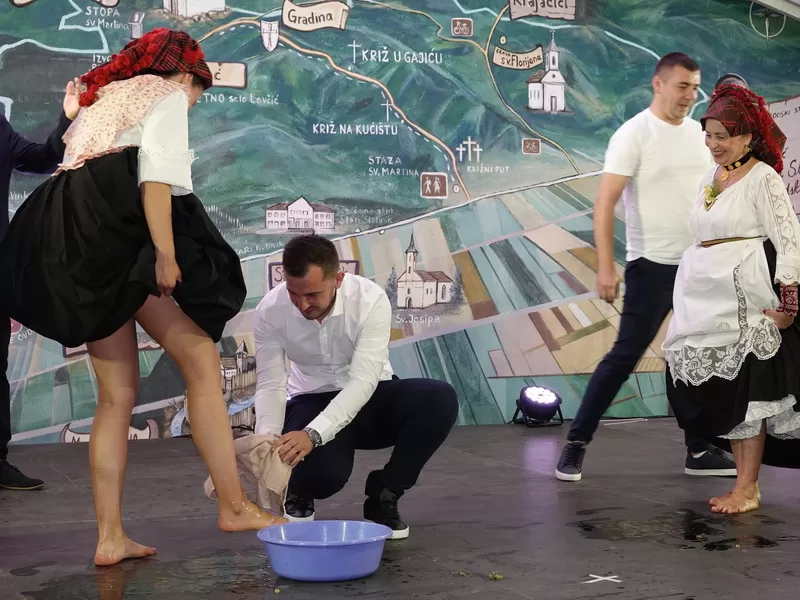 Snaše spretnim nogama gazile grožđe: Manifestacija koja gotovo četiri desetljeća uspješno spaja kulturu, tradiciju, enologiju i gastronomiju