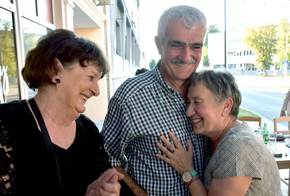 Maturanti Ekonomske škole iz 1975. godine za jubilej imali tortu