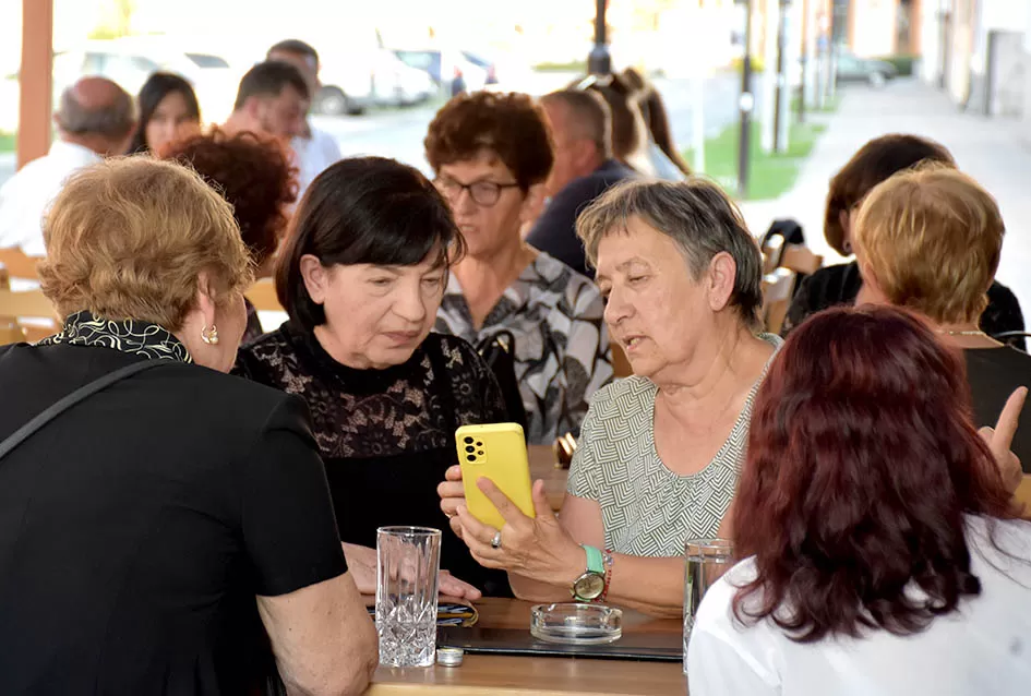 Maturanti Ekonomske škole iz 1975. godine za jubilej imali tortu