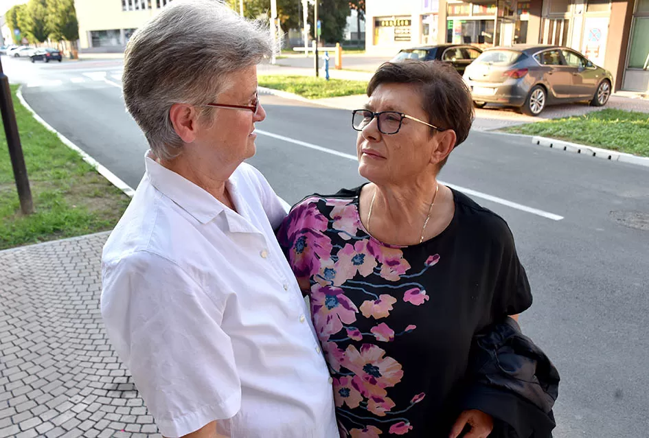 Maturanti Ekonomske škole iz 1975. godine za jubilej imali tortu