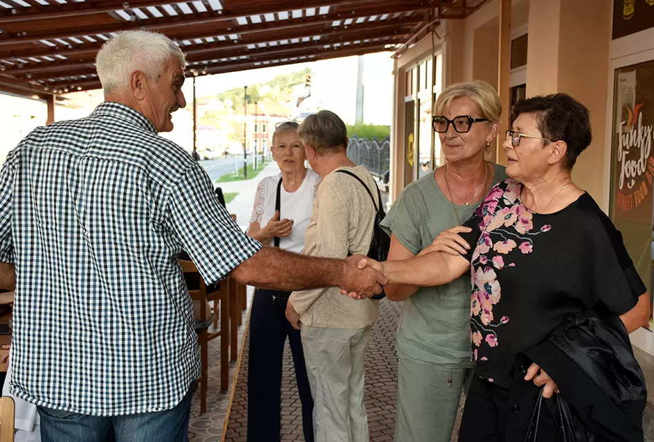 Maturanti Ekonomske škole iz 1975. godine za jubilej imali tortu