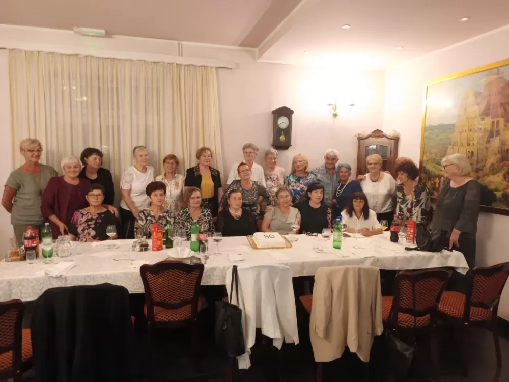Maturanti Ekonomske škole iz 1975. godine za jubilej imali tortu