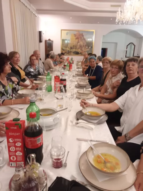 Maturanti Ekonomske škole iz 1975. godine za jubilej imali tortu