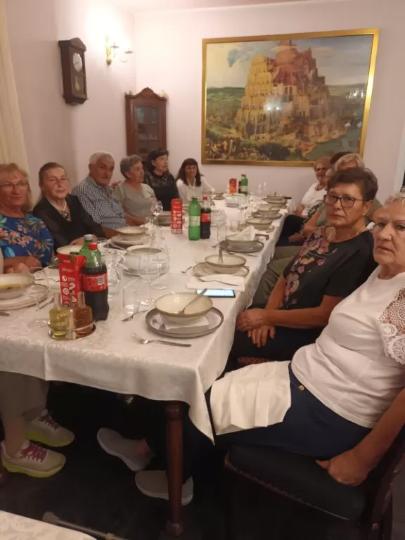 Maturanti Ekonomske škole iz 1975. godine za jubilej imali tortu