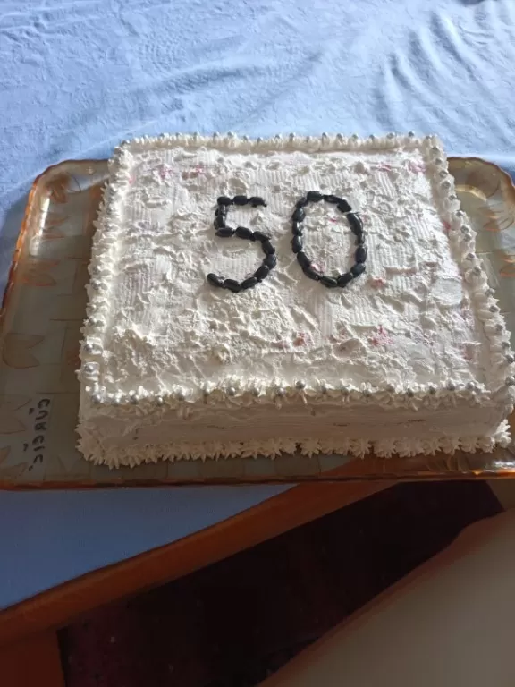 Maturanti Ekonomske škole iz 1975. godine za jubilej imali tortu