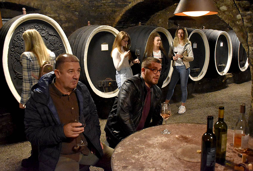U prigodi Martinja uz domaće i brojni ljubitelji vina iz inozemstva u podrumima kutjevačkih vinara [FOTO]
