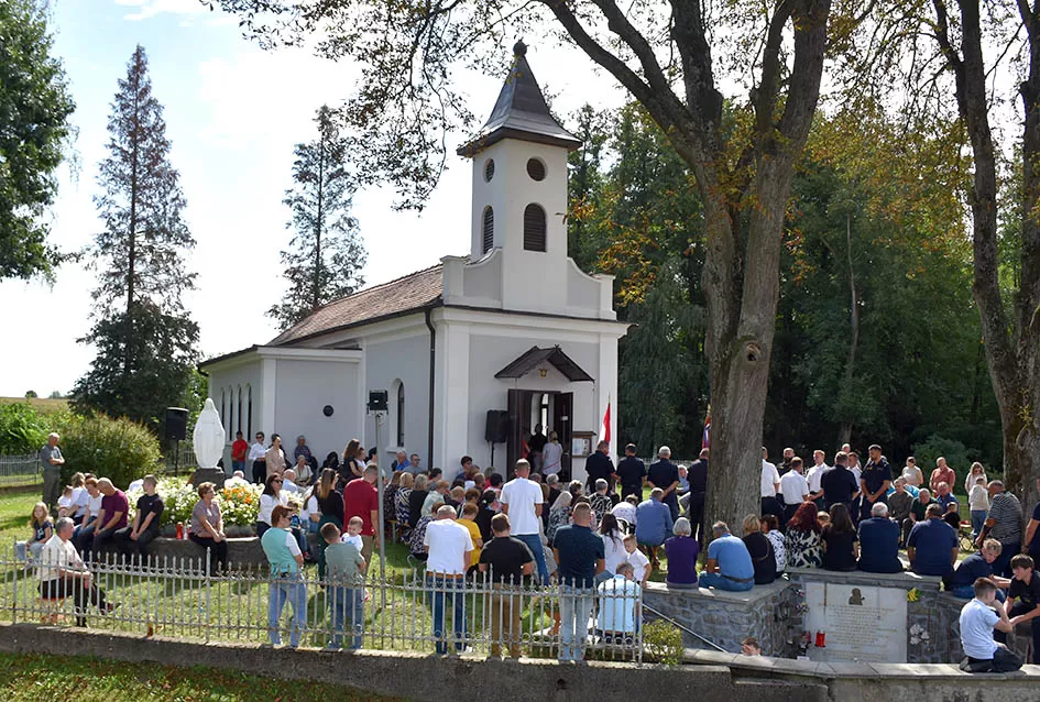 (FOTO) Velika svečanost u Alilovcima: Proslavljena 100. obljetnica kapelice Blažene Djevice Marije