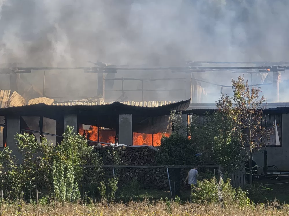 Veliki požar u Buku: Gori pogon za proizvodnju stolarije - vatrogasci se bore s vatrenom stihijom