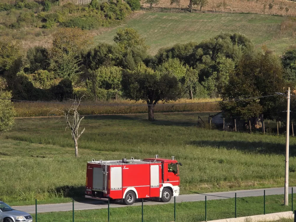 Veliki požar u Buku: Gori pogon za proizvodnju stolarije - vatrogasci se bore s vatrenom stihijom