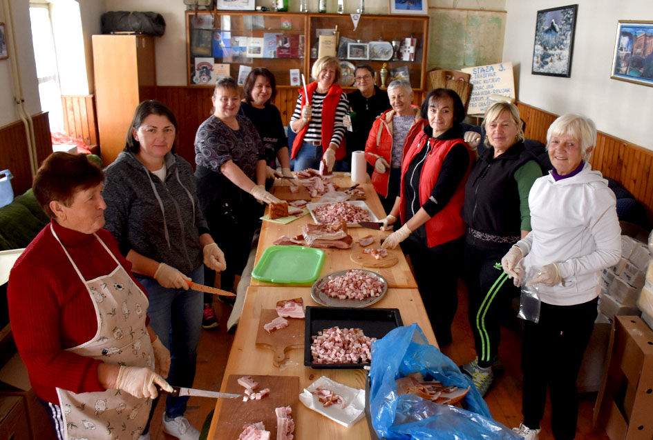 Požega.eu | Pripremili 55 kilograma slanine i desetine kilograma čvaraka, švargla i sira [ FOTO]