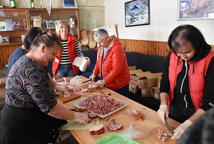 Pripremili 55 kilograma slanine i desetine kilograma čvaraka, švargla i sira [ FOTO]