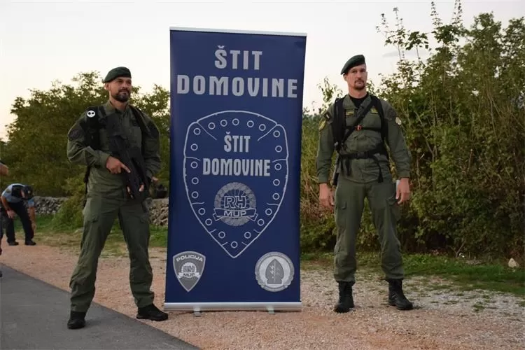 Požega.eu | Policijski službenici PU požeško-slavonske sudjelovali u završnici natjecanja „Štit Domovine“ Knin 2025.