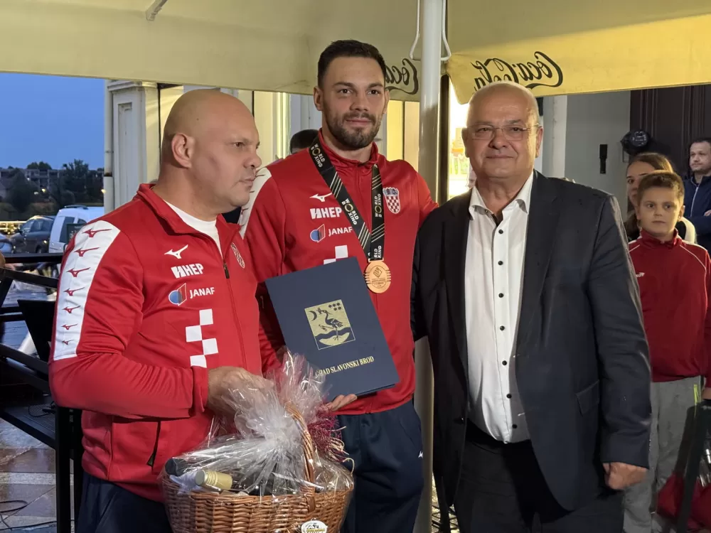 SB Online | Slavonski Brod s ponosom dočekao svjetskog brončanog boksača Gabrijela Veočića