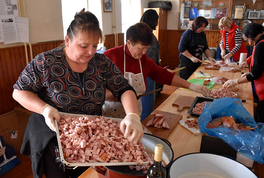 Pripremili 55 kilograma slanine i desetine kilograma čvaraka, švargla i sira [ FOTO]