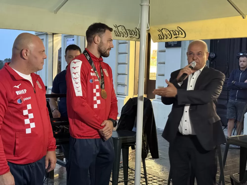 Slavonski Brod s ponosom dočekao svjetskog brončanog boksača Gabrijela Veočića