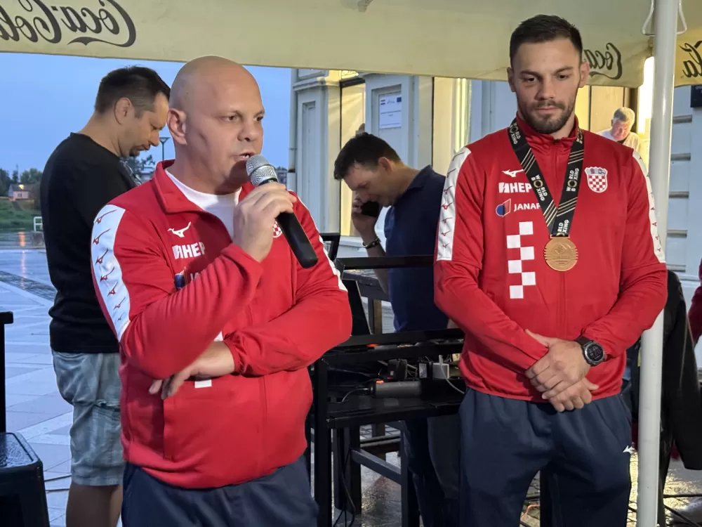 Slavonski Brod s ponosom dočekao svjetskog brončanog boksača Gabrijela Veočića
