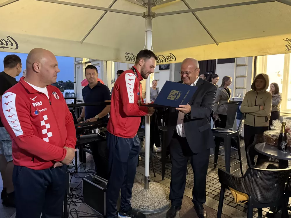 Slavonski Brod s ponosom dočekao svjetskog brončanog boksača Gabrijela Veočića