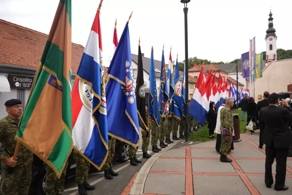 (FOTOGALERIJA) Prigodan program uz mimohod ulicama grada povodom Dana branitelja Požeško-slavonske županije