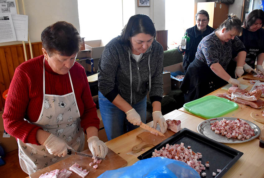 Pripremili 55 kilograma slanine i desetine kilograma čvaraka, švargla i sira [ FOTO]