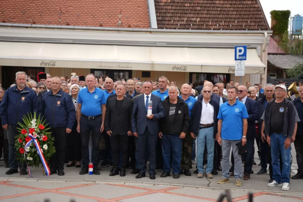 (FOTOGALERIJA) Prigodan program uz mimohod ulicama grada povodom Dana branitelja Požeško-slavonske županije