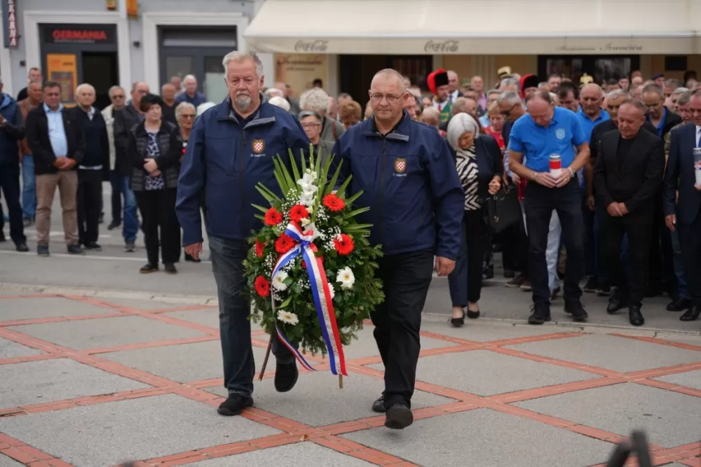 (FOTOGALERIJA) Prigodan program uz mimohod ulicama grada povodom Dana branitelja Požeško-slavonske županije