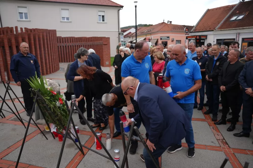 (FOTOGALERIJA) Prigodan program uz mimohod ulicama grada povodom Dana branitelja Požeško-slavonske županije