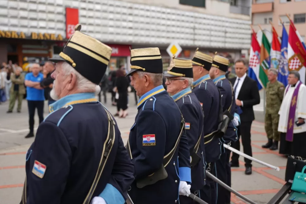 (FOTOGALERIJA) Prigodan program uz mimohod ulicama grada povodom Dana branitelja Požeško-slavonske županije