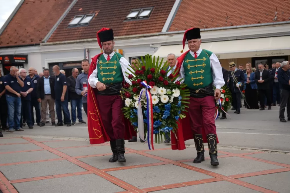 (FOTOGALERIJA) Prigodan program uz mimohod ulicama grada povodom Dana branitelja Požeško-slavonske županije