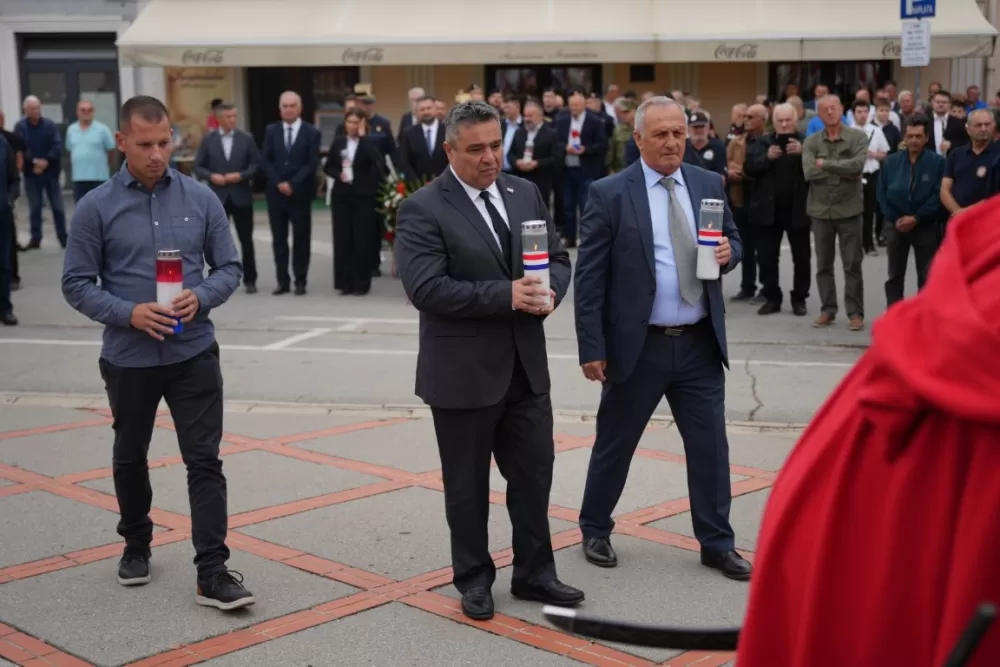 (FOTOGALERIJA) Prigodan program uz mimohod ulicama grada povodom Dana branitelja Požeško-slavonske županije