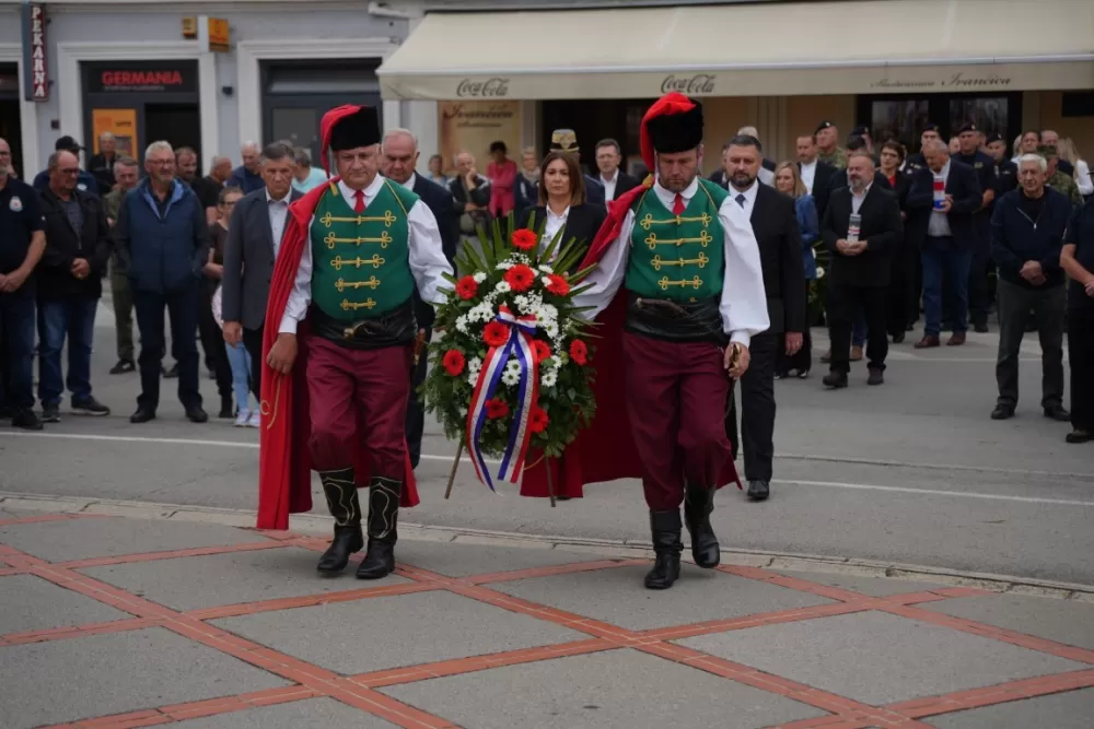 (FOTOGALERIJA) Prigodan program uz mimohod ulicama grada povodom Dana branitelja Požeško-slavonske županije