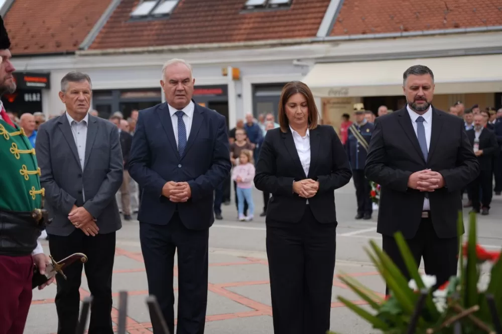 (FOTOGALERIJA) Prigodan program uz mimohod ulicama grada povodom Dana branitelja Požeško-slavonske županije