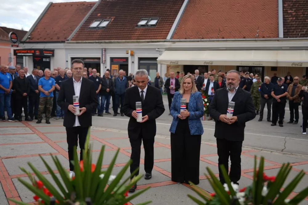 (FOTOGALERIJA) Prigodan program uz mimohod ulicama grada povodom Dana branitelja Požeško-slavonske županije