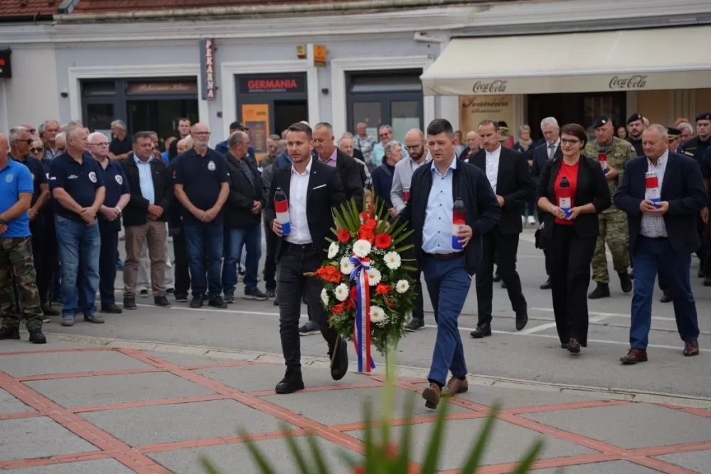 (FOTOGALERIJA) Prigodan program uz mimohod ulicama grada povodom Dana branitelja Požeško-slavonske županije