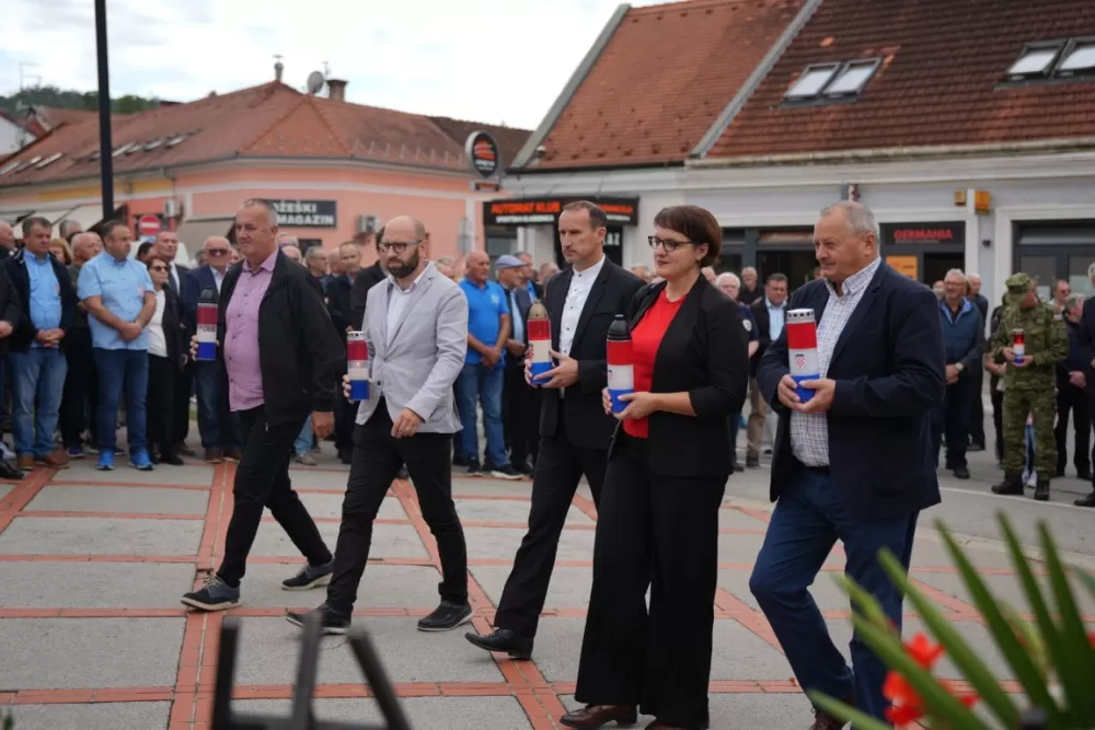 (FOTOGALERIJA) Prigodan program uz mimohod ulicama grada povodom Dana branitelja Požeško-slavonske županije