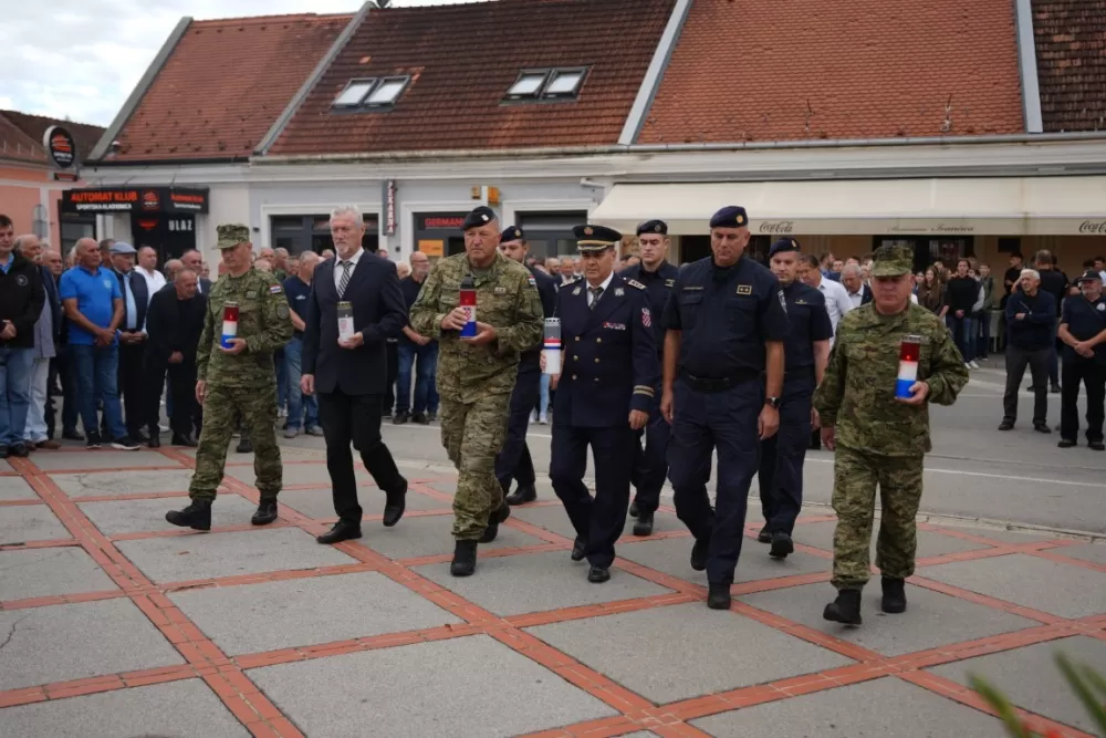 (FOTOGALERIJA) Prigodan program uz mimohod ulicama grada povodom Dana branitelja Požeško-slavonske županije