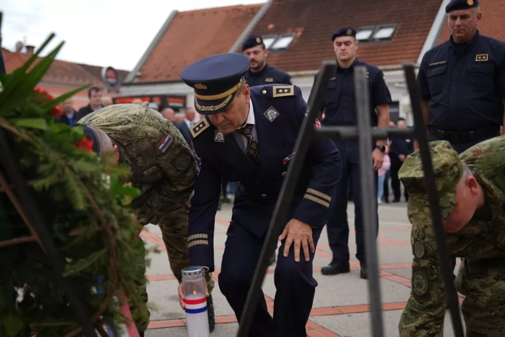 (FOTOGALERIJA) Prigodan program uz mimohod ulicama grada povodom Dana branitelja Požeško-slavonske županije