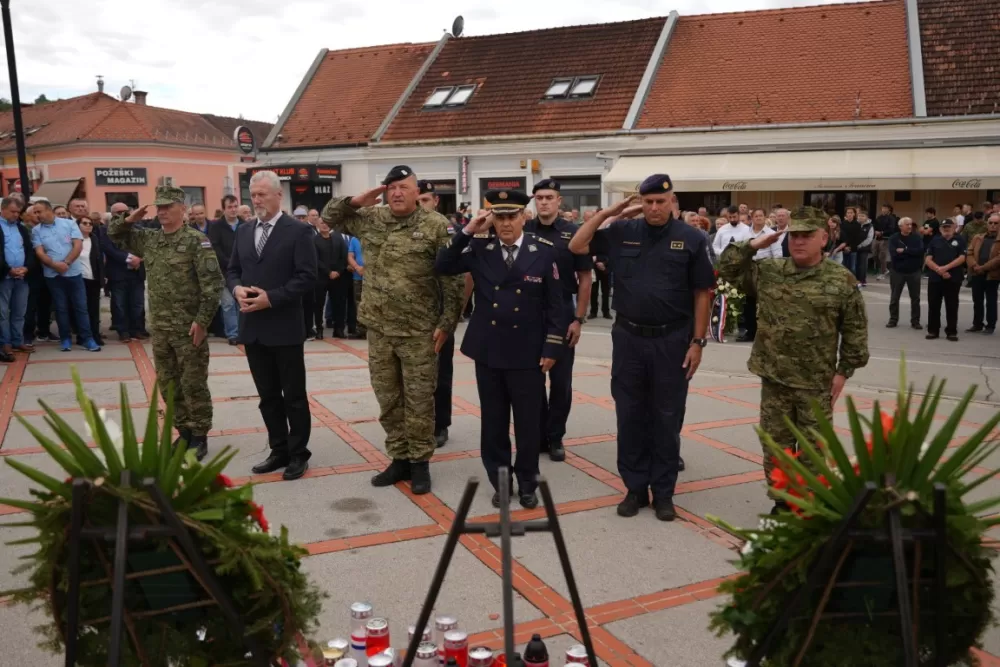 (FOTOGALERIJA) Prigodan program uz mimohod ulicama grada povodom Dana branitelja Požeško-slavonske županije