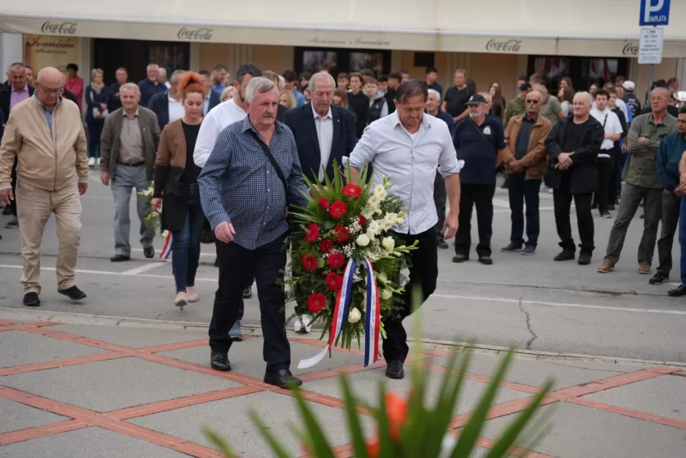 (FOTOGALERIJA) Prigodan program uz mimohod ulicama grada povodom Dana branitelja Požeško-slavonske županije