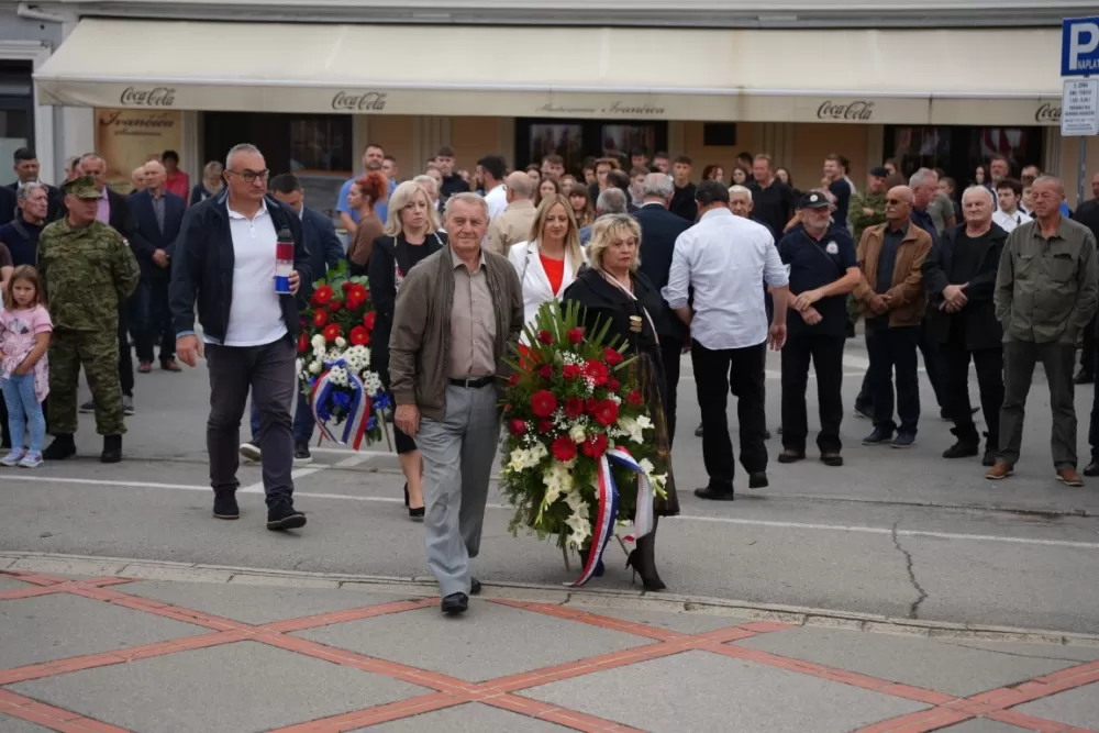 (FOTOGALERIJA) Prigodan program uz mimohod ulicama grada povodom Dana branitelja Požeško-slavonske županije