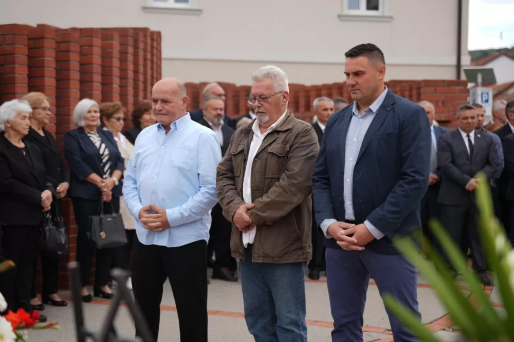 (FOTOGALERIJA) Prigodan program uz mimohod ulicama grada povodom Dana branitelja Požeško-slavonske županije