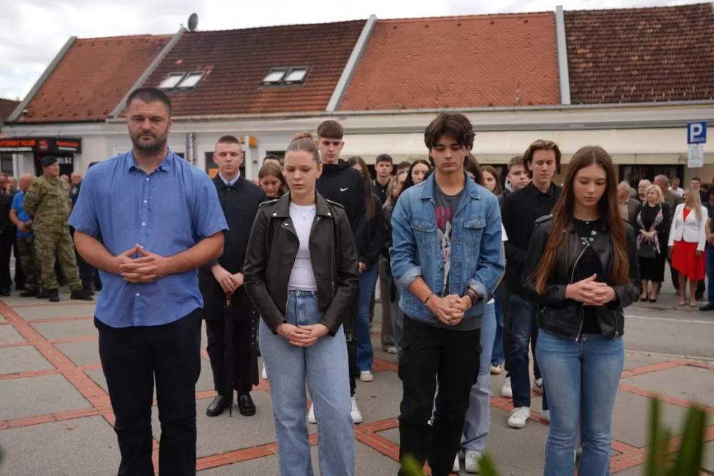 (FOTOGALERIJA) Prigodan program uz mimohod ulicama grada povodom Dana branitelja Požeško-slavonske županije