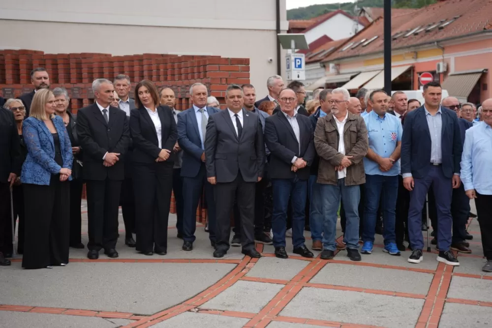 (FOTOGALERIJA) Prigodan program uz mimohod ulicama grada povodom Dana branitelja Požeško-slavonske županije