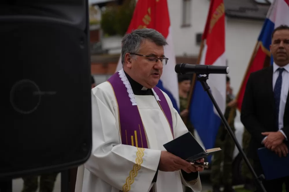 (FOTOGALERIJA) Prigodan program uz mimohod ulicama grada povodom Dana branitelja Požeško-slavonske županije