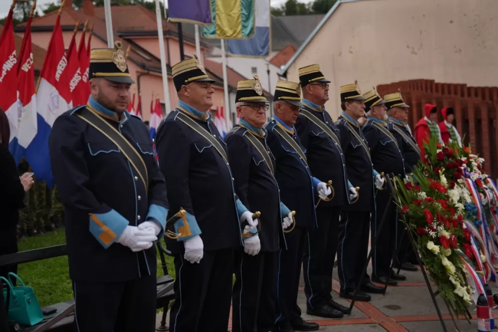 (FOTOGALERIJA) Prigodan program uz mimohod ulicama grada povodom Dana branitelja Požeško-slavonske županije