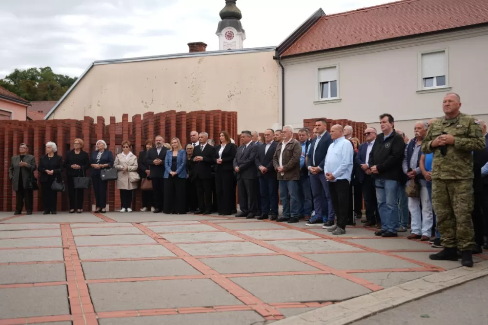 (FOTOGALERIJA) Prigodan program uz mimohod ulicama grada povodom Dana branitelja Požeško-slavonske županije