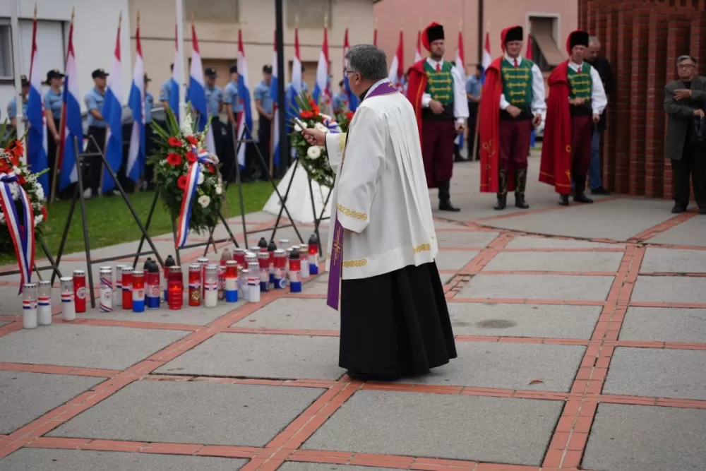 (FOTOGALERIJA) Prigodan program uz mimohod ulicama grada povodom Dana branitelja Požeško-slavonske županije