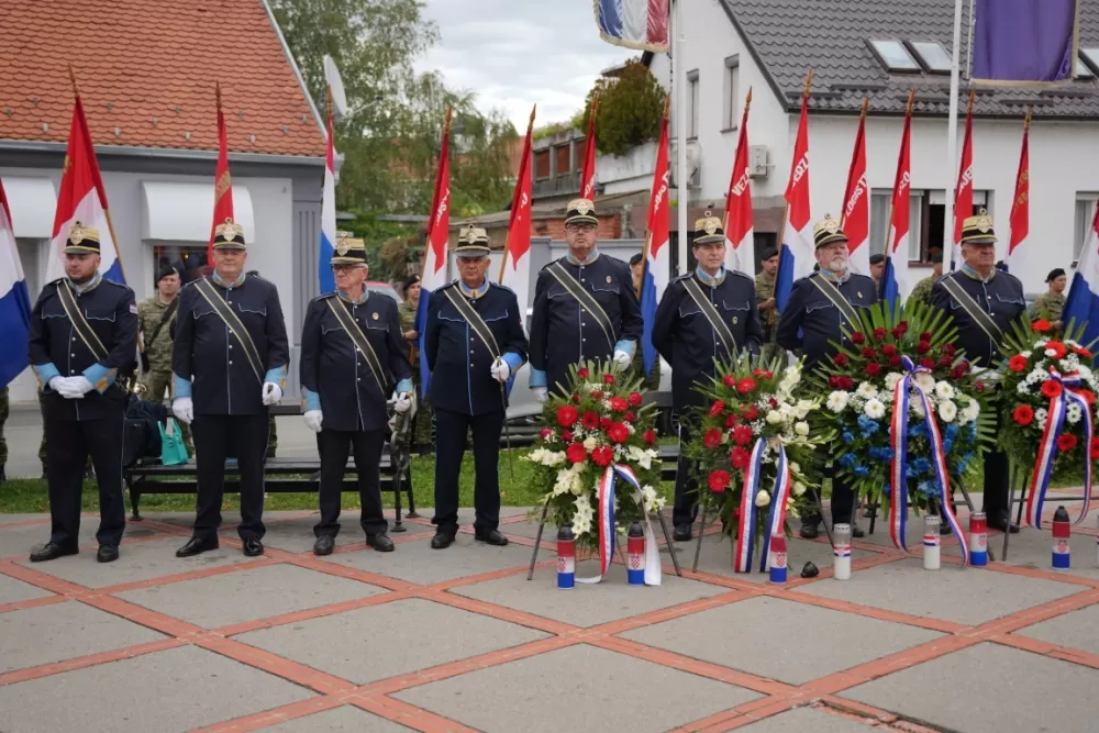 (FOTOGALERIJA) Prigodan program uz mimohod ulicama grada povodom Dana branitelja Požeško-slavonske županije