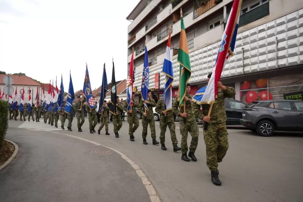 (FOTOGALERIJA) Prigodan program uz mimohod ulicama grada povodom Dana branitelja Požeško-slavonske županije