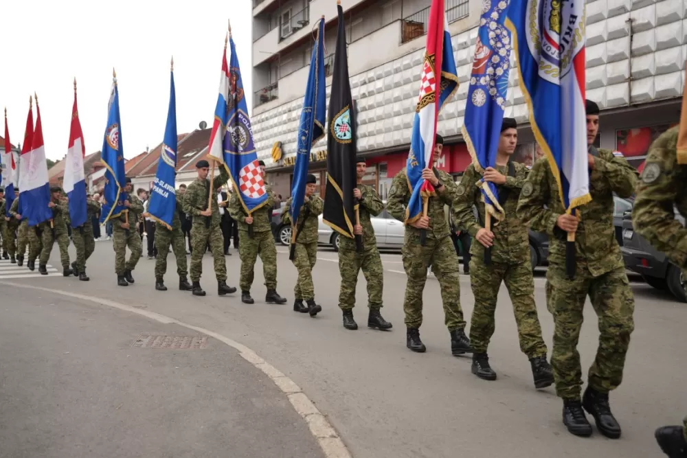 (FOTOGALERIJA) Prigodan program uz mimohod ulicama grada povodom Dana branitelja Požeško-slavonske županije
