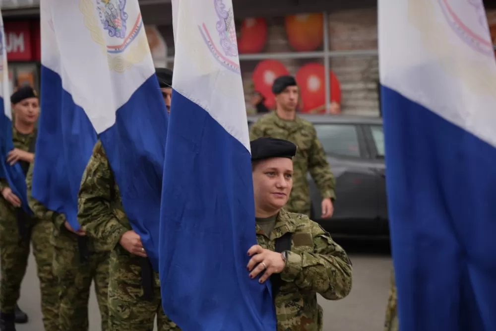 (FOTOGALERIJA) Prigodan program uz mimohod ulicama grada povodom Dana branitelja Požeško-slavonske županije